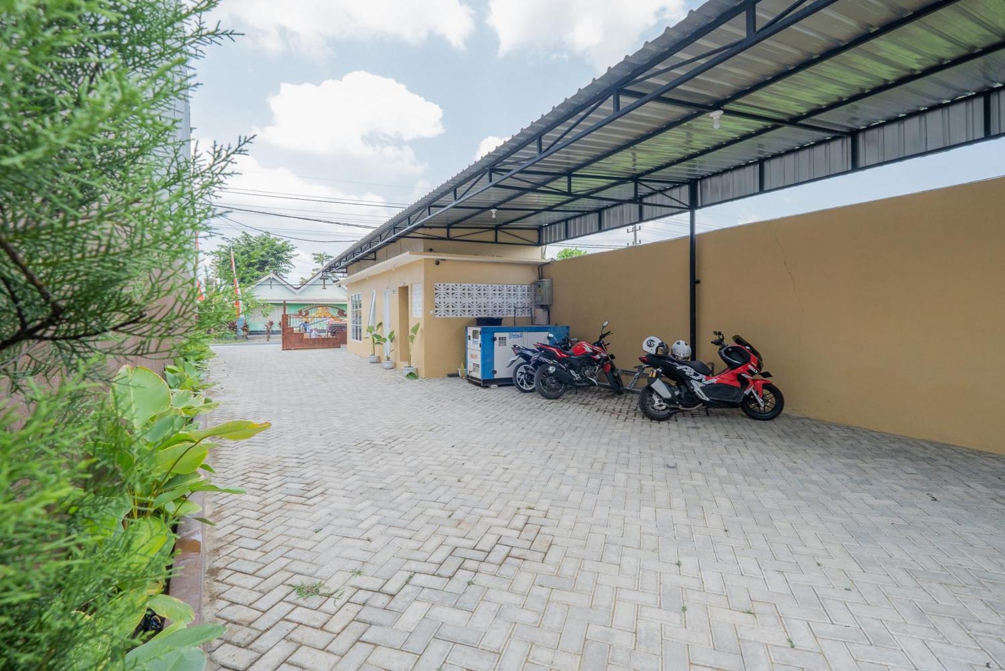 Reddoorz Syariah Near Rsud Dr Iskak Tulungagung Hotel Kedungwaru Ngoại thất bức ảnh