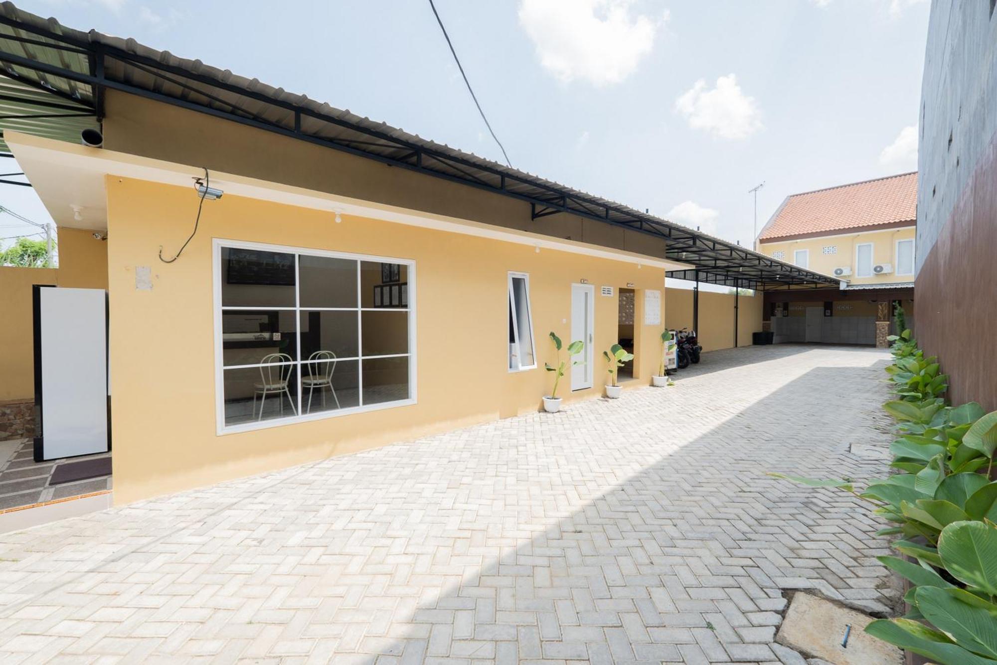 Reddoorz Syariah Near Rsud Dr Iskak Tulungagung Hotel Kedungwaru Ngoại thất bức ảnh