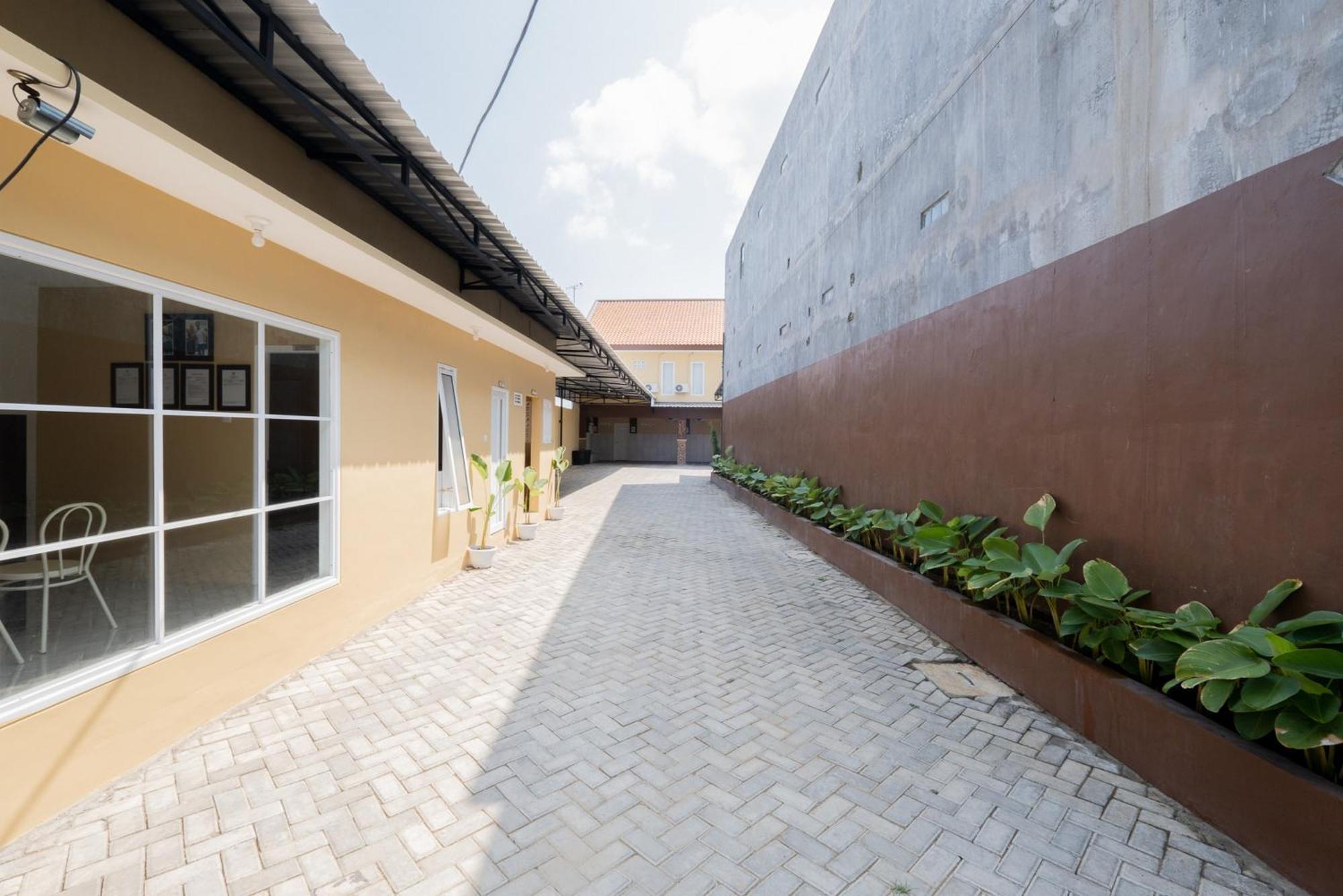Reddoorz Syariah Near Rsud Dr Iskak Tulungagung Hotel Kedungwaru Ngoại thất bức ảnh