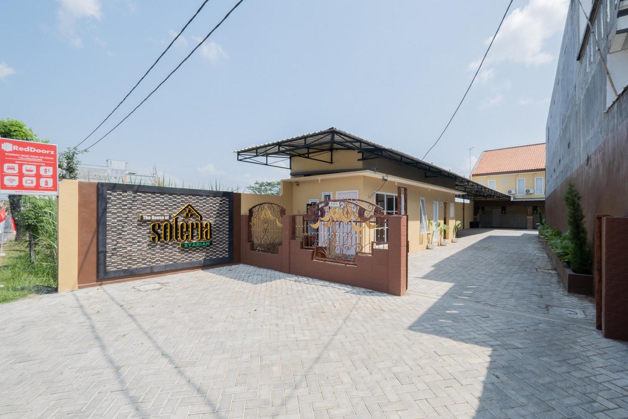 Reddoorz Syariah Near Rsud Dr Iskak Tulungagung Hotel Kedungwaru Ngoại thất bức ảnh