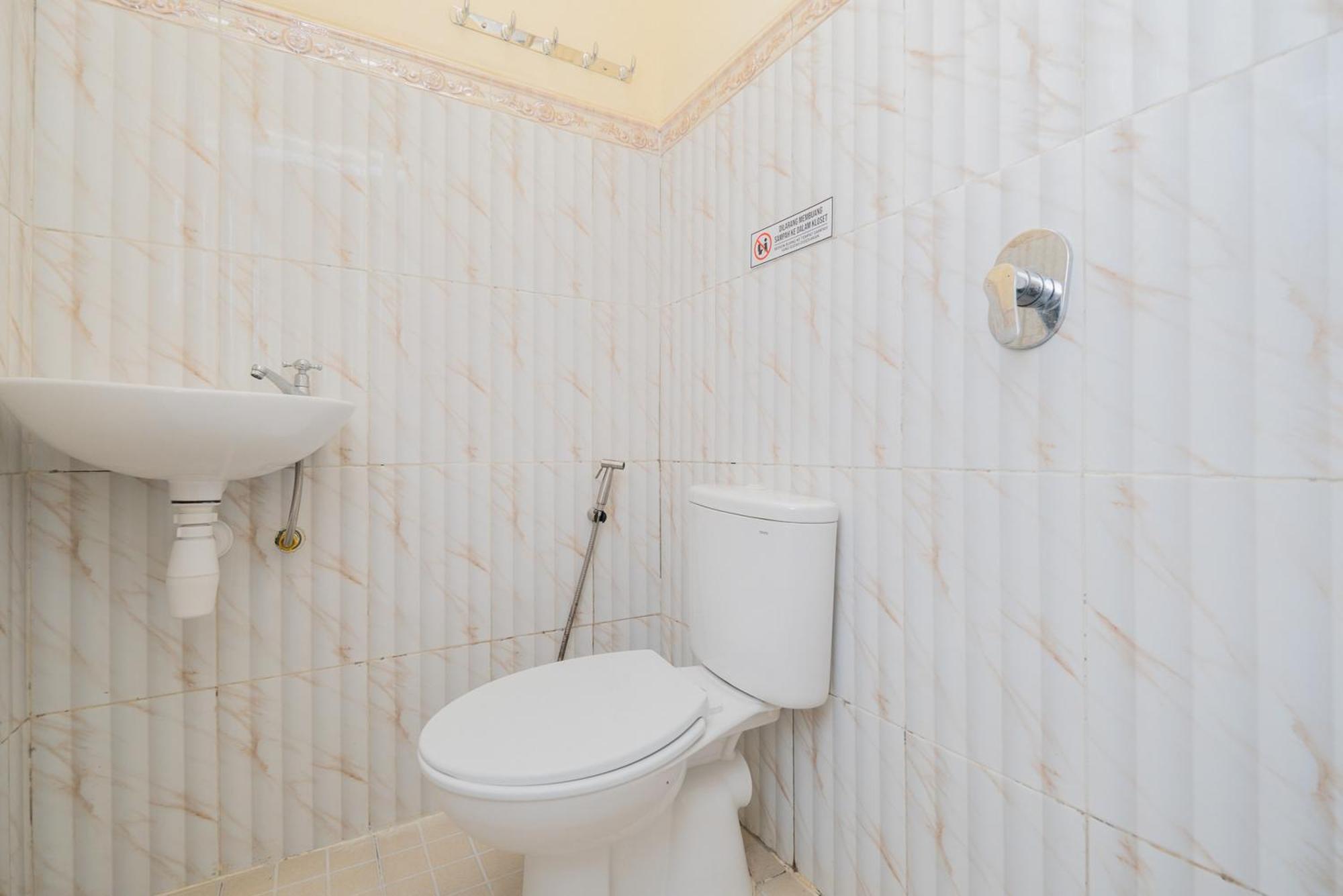 Reddoorz Syariah Near Rsud Dr Iskak Tulungagung Hotel Kedungwaru Ngoại thất bức ảnh